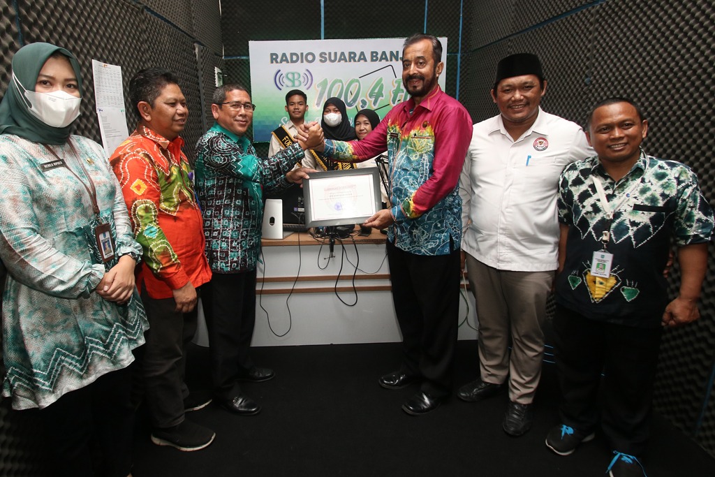 KPID Kalsel Serahkan Penghargaan ke Radio Suara Banjar
