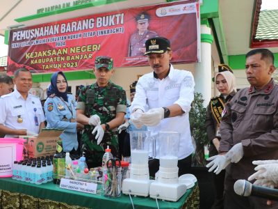 Kejari Banjar Musnahkan Barang Bukti