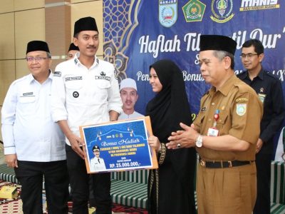 Bupati Banjar Berikan Bonus Kepada Peraih Terbaik I STQH Nasional