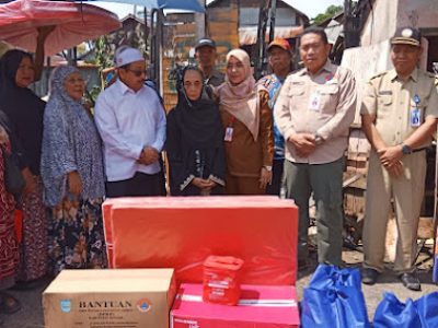 Dinsos P3AP2KB Serahkan Bantuan Korban Bencana Kebakaran di Desa Murung Keraton Kecamatan Martapura.