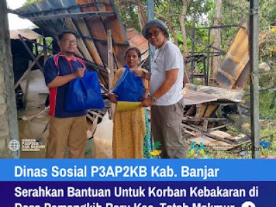 Dinsos P3AP2KB Serahkan Bantuan Korban Bencana Kebakaran di Desa Pemangkih Baru Kecamatan Tatah Makmur