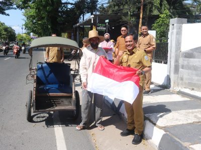 Tingkatkan Rasa Nasionalisme, DKISP Banjar Bagikan Bendera Merah Putih
