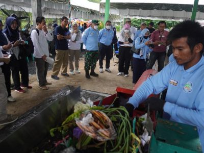 Peringatan HPSN 2025, TPS 3R Kayuh Baimbai Indrasari Dapatkan Mesin Gibrig