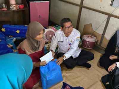 Dinsos P3AP2KB Banjar Berikan Bantuan Kepada Gadis Yatim Piatu di Sungai Tabuk