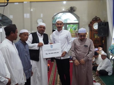 Safari Ramadan, Bupati Banjar Silaturahmi ke Desa Penggalaman dan Serahkan Bantuan