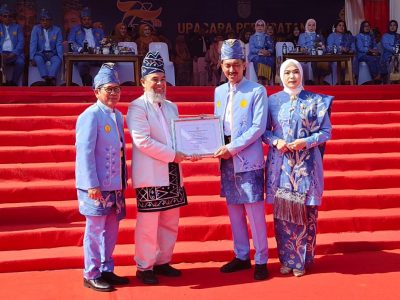 BUPATI BANJAR SERAHKAN PENGHARGAAN KLA NINDYA DAN SATYA LENCANA KEPADA BAPPELITBANG