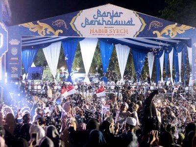 Ribuan Jemaah Padati Banjar Bersalawat Bersama Habib Syech di Alun-Alun Ratu Zalecha