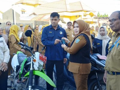 Kepala Dinas Sosial P3AP2KB Kabupaten Banjar Serahkan Fasilitas Operasional kepada TKSK dan Tagana